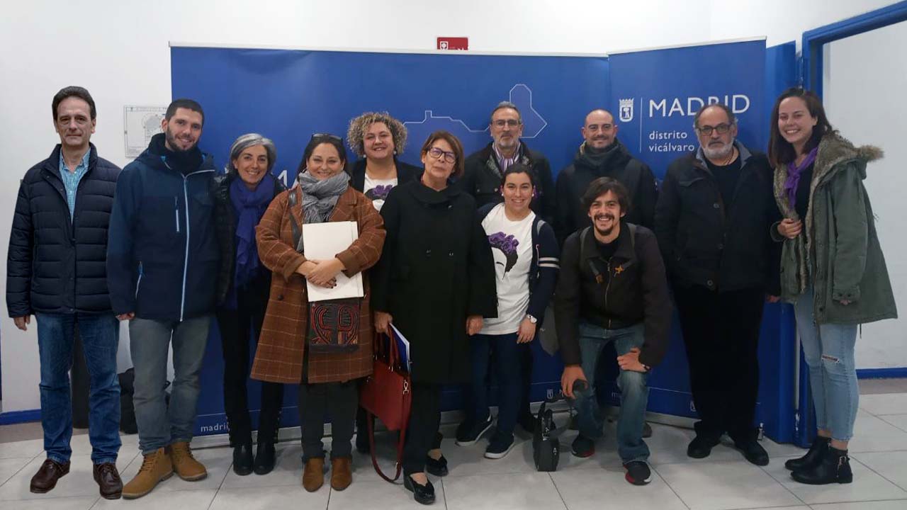 Vocales vecinos de Más Madrid Vicálvaro con el concejal del distrito, José Luis Nieto.