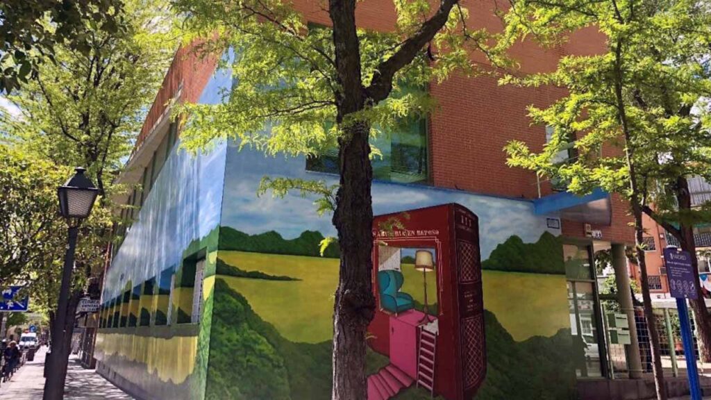 Mural en el Centro de Mayores en el Paseo de Federico García Lorca (Villa de Vallecas), creado por alumnos de los talleres de pintura de Vallecas Labora.